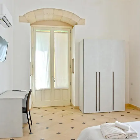 Adhoc 게스트하우스